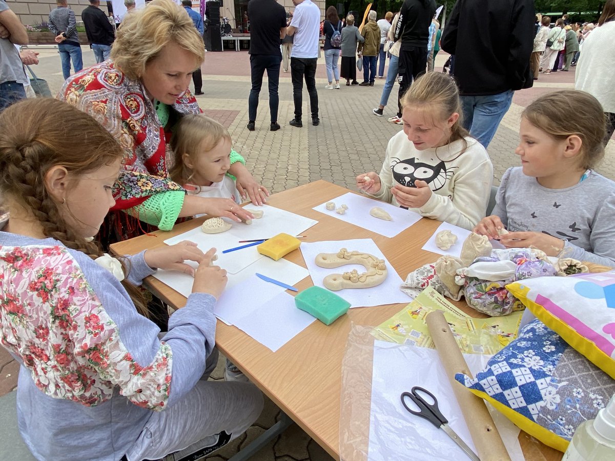 BgcntBelgorod's tweet photo. В июне Центр традиционной культуры и ремесел села Купино принял участие в губернаторском проекте: новом уличном фестивале «Белгородское лето». Представив передвижную интерактивную ��ыставку «Деревня мастеров». https://t.co/zNXUjNA0LY