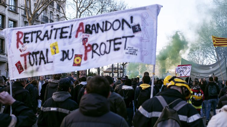 senateursCRCE's tweet photo. Toujours aussi injuste et infondée, la réforme des #Retraites va-t-elle revenir par la fenêtre ? Quelles sont les intentions précises du gouvernement ? @EricBocquet interpellera @JeanCASTEX lors de la séance des questions au gouvernement. À suivre à partir de 15 h. https://t.co/T3aN8E3XzB