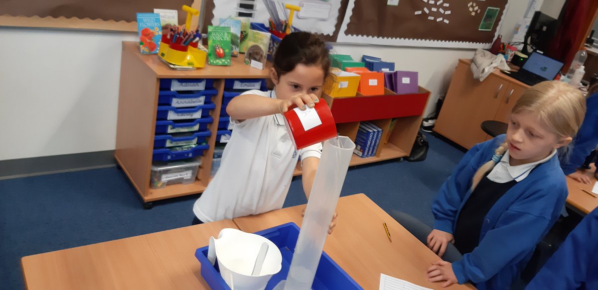 BSNJSV's tweet image. #JSVY3 exploring capacity and volume. Using our practical skills to investigate.