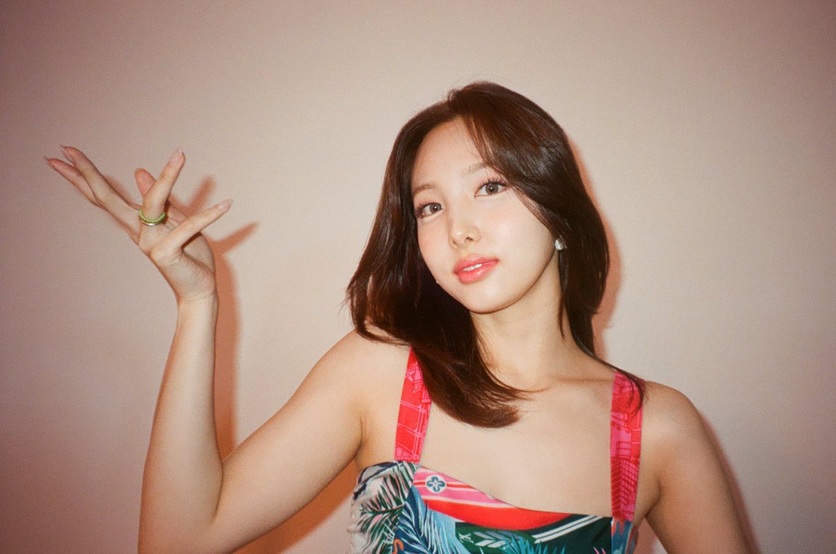 inygallery's tweet photo. tryna spell gorjus because nayeon.. https://t.co/u4k5swmmGE