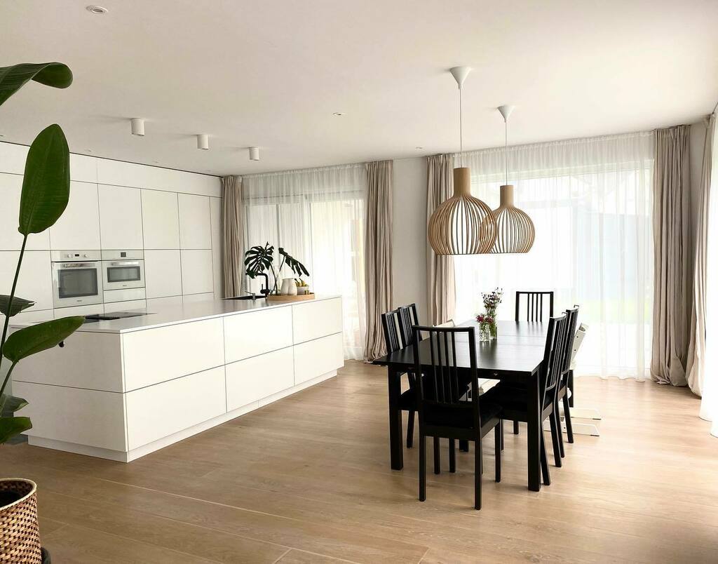 Just cleaned up like a mad lady // So sieht es bei uns fast nie aus, weil die Insel eigentlich immer mit irgendwelchen Dingen voll steht. 🙈 
Wir haben direkt neben unserer Küche ein Spielzimmer und trotzdem liegt bei uns das Spielzeug im Ess- &amp; Wohnb… instagr.am/p/CQvNaDIjVH8/