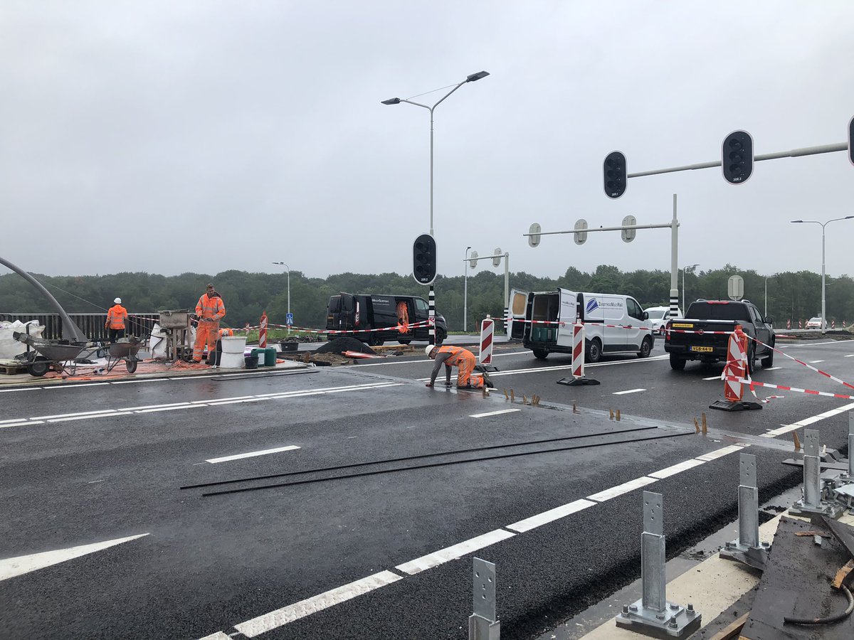 ListMonique's tweet photo. Opening van het viaduct Zilverackers #A67 met oa @OeverAd @cavandermaat @MarcelDelhez @ASMLcompany Belangrijk voor de bereikbaarheid @Brainport_ehv https://t.co/4nOcjcPg5R