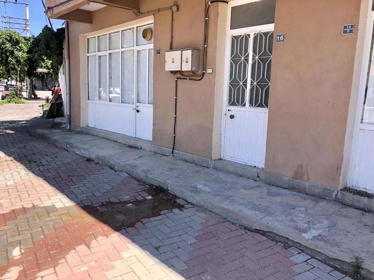 Bergama Ayaskent mah.si Eski belediye yanı no 16  da su borusu patlağı olmuştur.
Bilgilerinize.