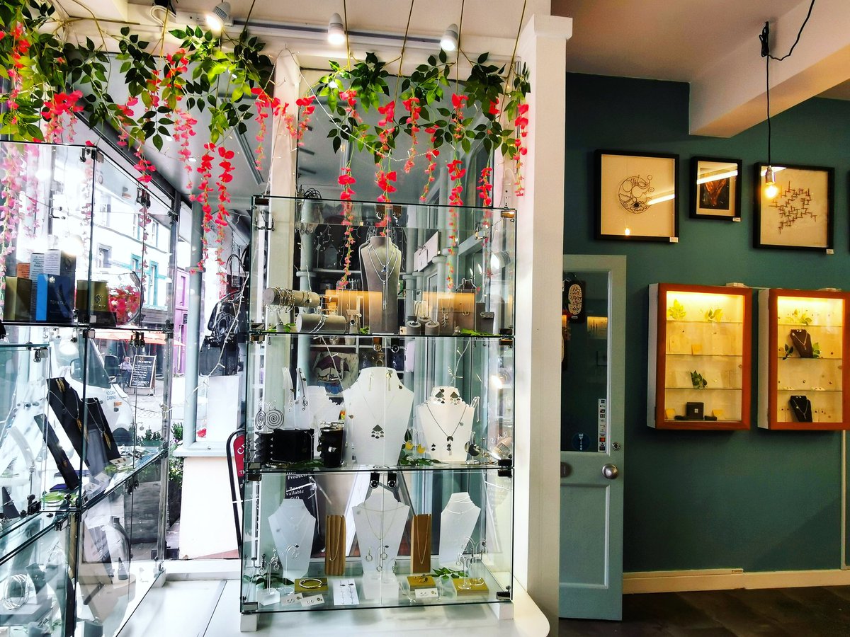 siopiard's tweet photo. Bore da! Good morning!
Ymwelwch â ni ddydd Llun- Sadwrn. Visit us Monday- Saturday. 10-5. #siopiard #caernarfon #strydyplas https://t.co/8ahcSNuDBi https://t.co/8RuN6EuG3V