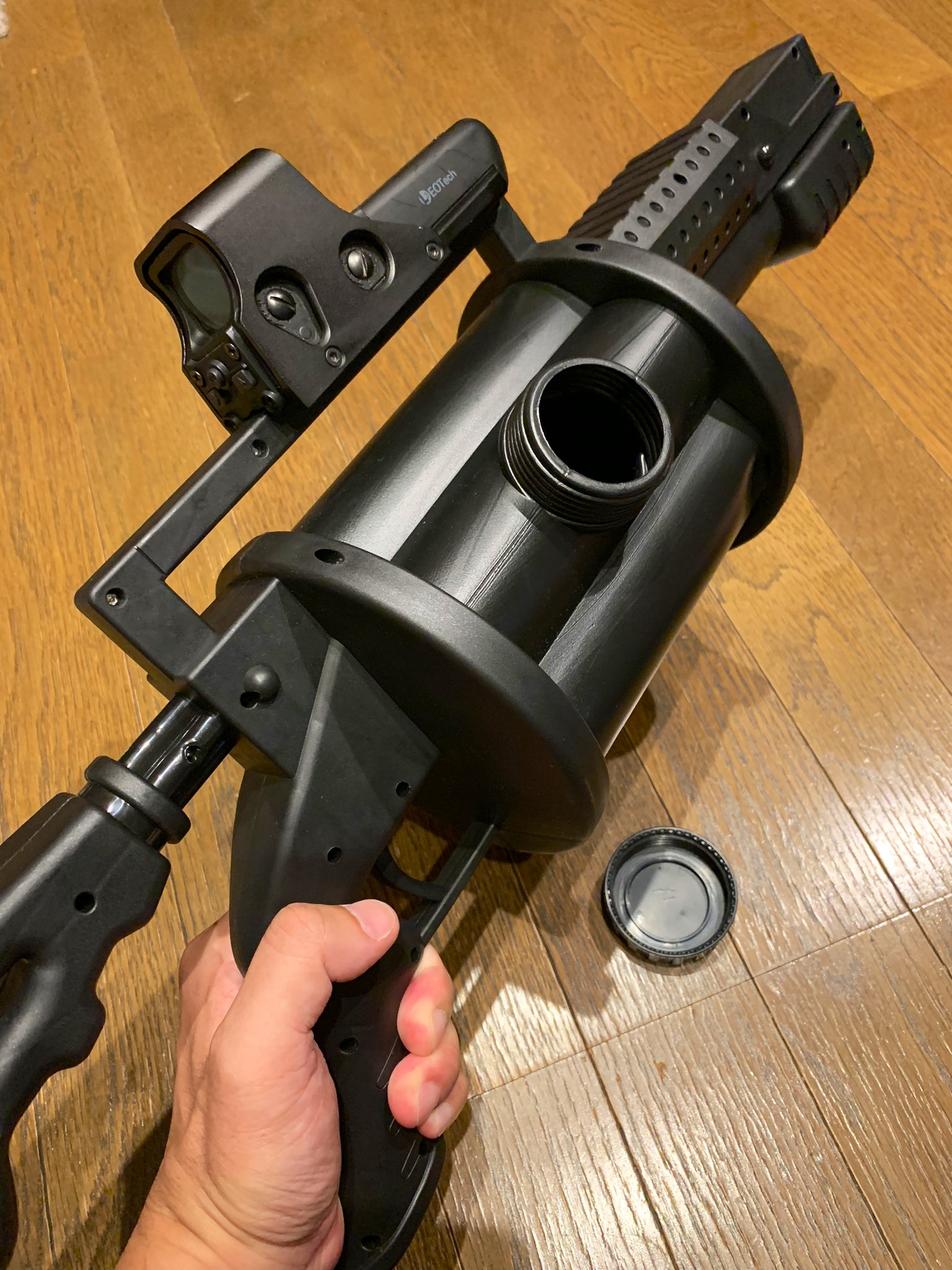 ザン ウー ダイソーの回転式グレネードランチャー 500円の水鉄砲 水鉄砲としての性能が結構良くて 給水口が大きいから冷凍庫の氷を入れて使っているやつがいるとか なんという火力 いや 水力 ザン ウー ダイソーの回転式グレネードランチャー 500円の水鉄砲 水鉄砲としての性能が結構良くて 給水口が大きいから冷凍庫の氷を入れて使っているやつがいるとか なんという火力 いや 水力