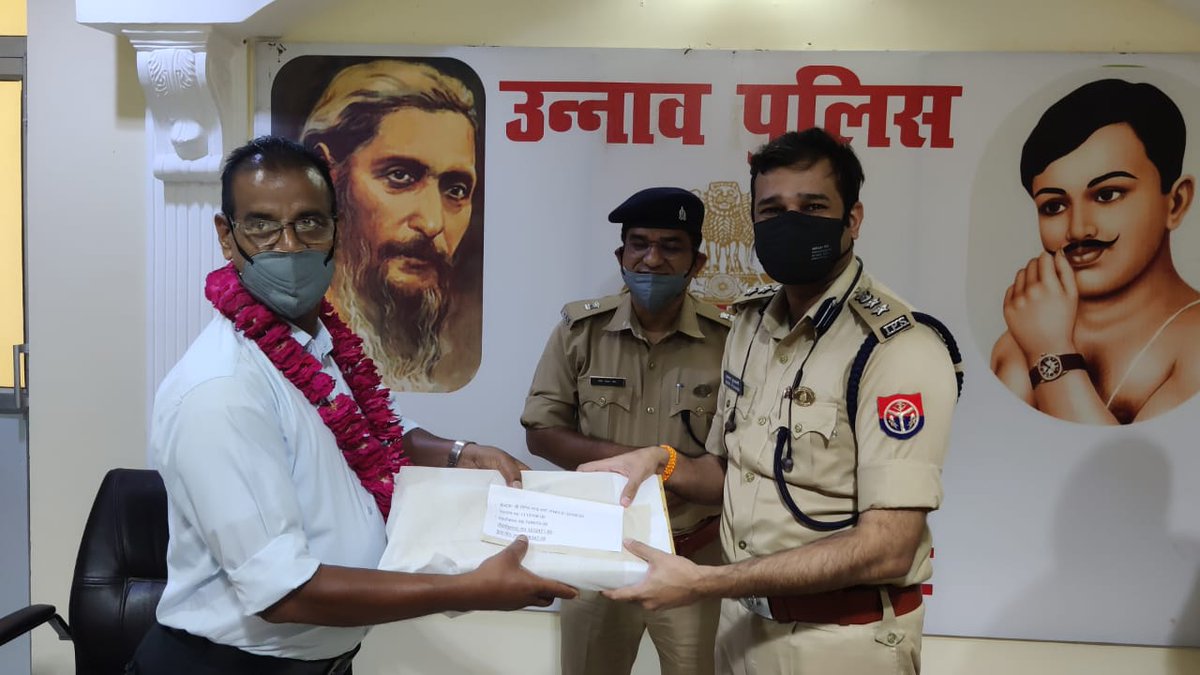 unnaopolice's tweet photo. आज दिनांक 30.06.2021 को पुलिस अधीक्षक उन्नाव एवं अपर पुलिस अधीक्षक उन्नाव द्वारा पुलिस लाइन में अधिवर्षता आयु पूर्ण कर सेवानिवृत्त हुए 05 पुलिसकर्मियों को उपहार भेंट कर उनके उज्जवल भविष्य की कामना करते हुये भावभीनी विदाई दी गई। @Uppolice https://t.co/0sxdLa5plb