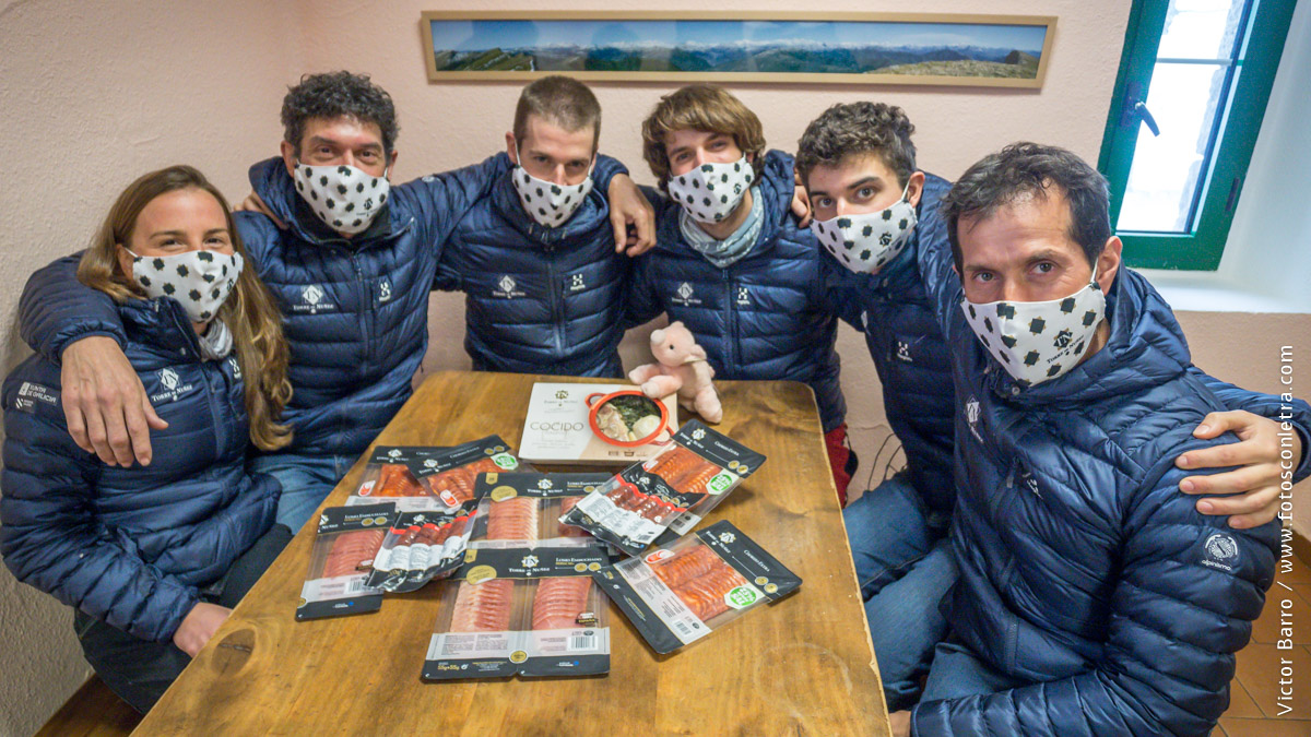 torredenunez's tweet photo. ¡La comida post-entreno es clave! 👌Los alpinistas de la Escola Galega de Alta Montaña #EGAM lo tienen claro. 😋
En #TorreDeNúñez estamos muy orgullosos/as de apostar por ¡este gran equipo! 🏔️
#Patrocinio #Deporte https://t.co/WvJrul8QLb