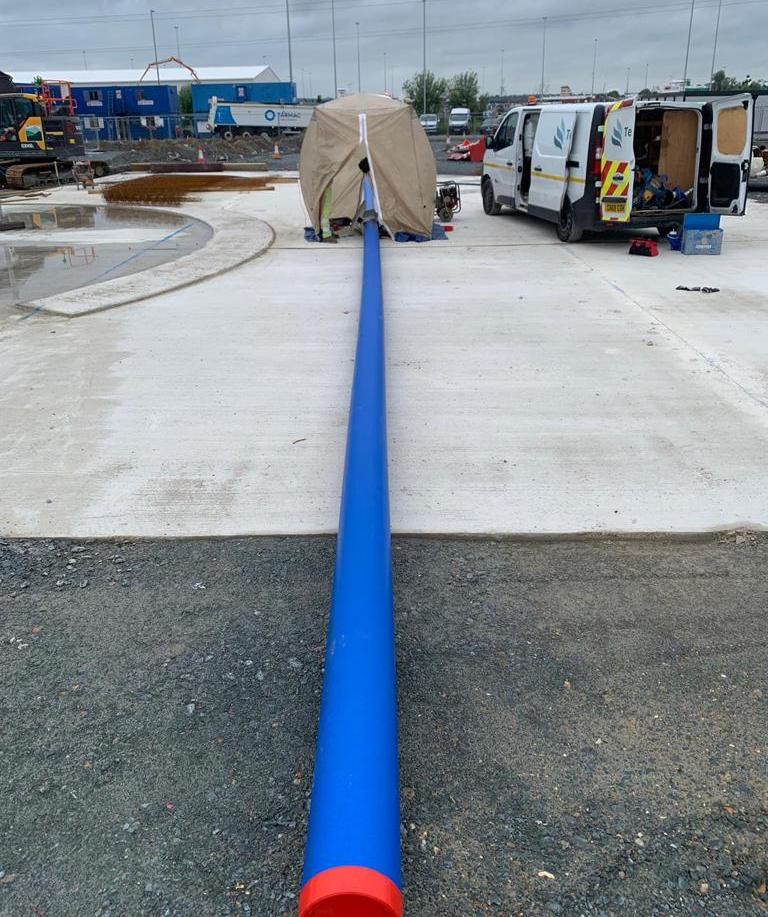 Terraflow_'s tweet image. The team have been on-site in Tilbury this week putting in a water main for a new client. Pushing on through the poor weather, our #EUSRtrained operatives have been using electro fusion welding to guarantee durable pipe joints 👌💥

#Terraflow #keepingthenetworkflowing 💦