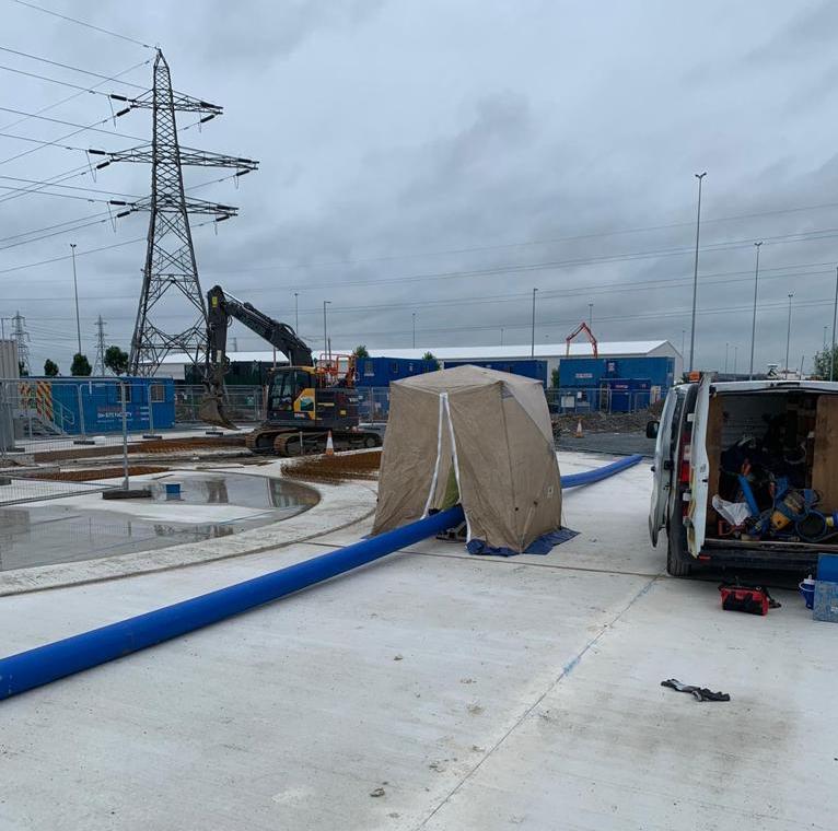 Terraflow_'s tweet image. The team have been on-site in Tilbury this week putting in a water main for a new client. Pushing on through the poor weather, our #EUSRtrained operatives have been using electro fusion welding to guarantee durable pipe joints 👌💥

#Terraflow #keepingthenetworkflowing 💦