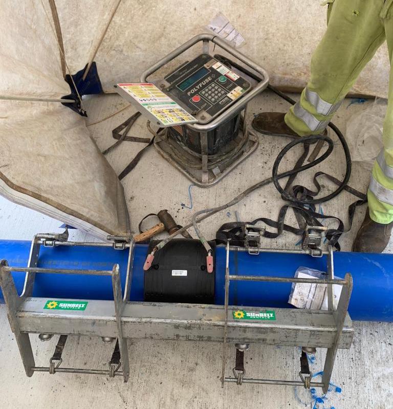 Terraflow_'s tweet image. The team have been on-site in Tilbury this week putting in a water main for a new client. Pushing on through the poor weather, our #EUSRtrained operatives have been using electro fusion welding to guarantee durable pipe joints 👌💥

#Terraflow #keepingthenetworkflowing 💦