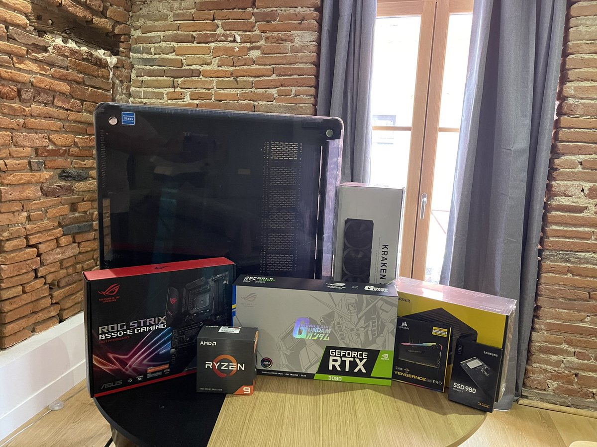 CydoniaaTV's tweet image. Le montre est arrivé on va préparer tous ça pour le montage live !!! Merci à @TechItValley 👌👌