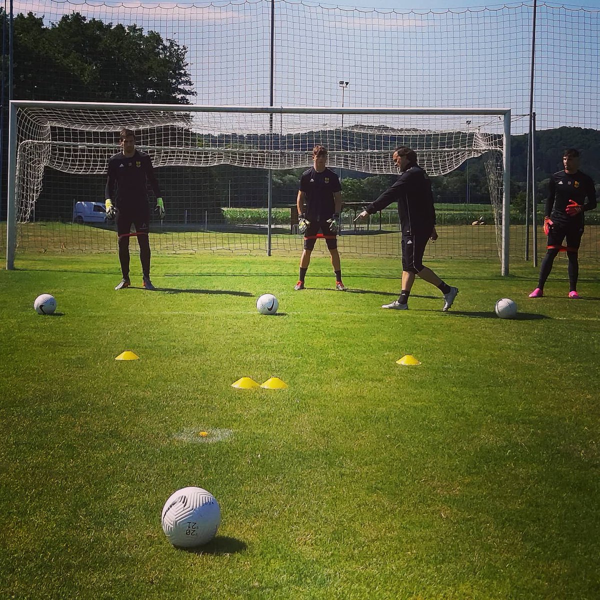 ARIS__FC's tweet photo. 📸...... ⚽️🥅
💛🖤🤜🤛👍
#ARISFC #PreSeason2021 #Mantzios #training #Austria #Söchau https://t.co/xekF2nZDCG