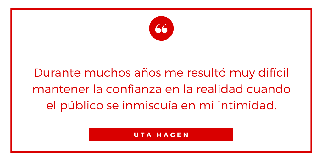 💥 Según afirmó Uta; "Mientras actuaba encerrada entre las tres paredes que envolvía mi personaje, sentía que desde dentro de un enorme agujero emergían miles de ojos que me observaban fijamente".
#actorslife #utahagen #actingschool