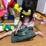 4人の子供を育ててきたけど…戦車にミルクをあげているのは初めて見た!