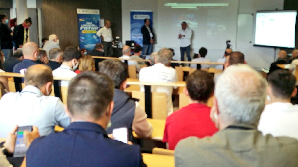 helinpro's tweet photo. La salle captivée par Damien Seguin, skipper du dernier Vendée Globe avec @GroupeAPICIL, champion du monde et champion olympique, grand témoin de la Journée de l'Innovation de la @ccinordisere. Il nous parle d'innovation dans tous les domaines de son exploit. https://t.co/1DKXqzZA7o