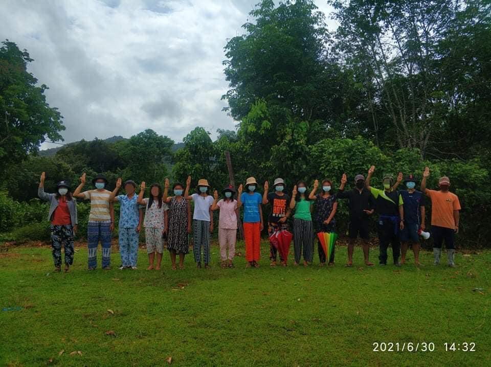 klatpri's tweet photo. A group of young people in Shamadwin village, Dawei township staged a guerrilla protest to defy military regime this afternoon. #DreadfulCovidAmidMilitaryCoup #WhatsHappeningInMyanmar #June30Coup #MilkTeaAlliance https://t.co/hr2CQ7g8p2
