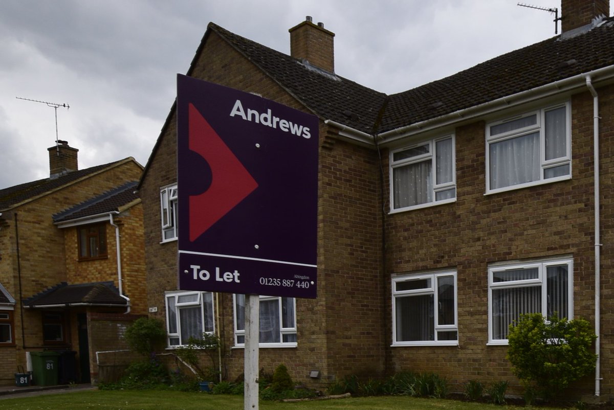 This spacious one bedroom flat offers plenty of storage and access to amenities and bus route.  Viewing is highly recommended please call the office on 01235 535660 #onebedroom #andrewspropertygroup