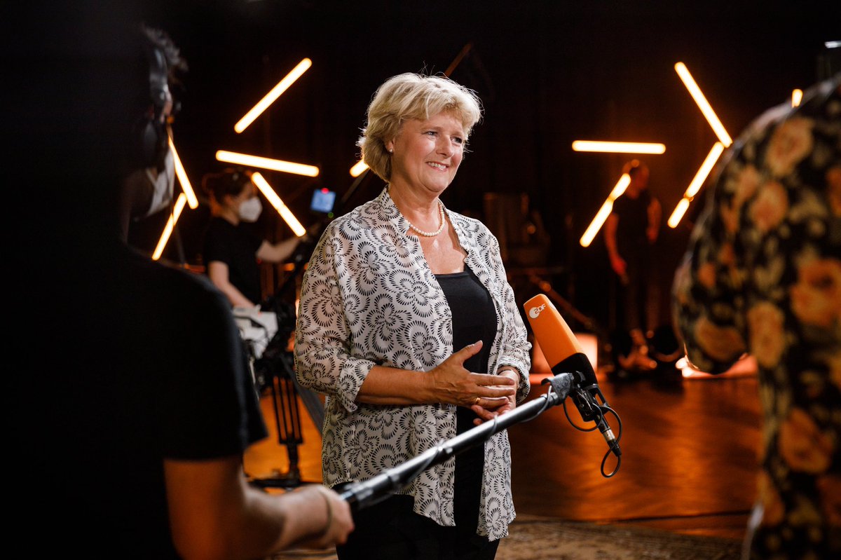 BundesKultur's tweet photo. #Applaus2021 für #Liveclubs verliehen. Monika #Grütters: „Wir wollen die Musikclubs endlich wieder ins verdiente Rampenlicht holen und deutlich machen: Sie fehlen als Kulturorte, sie brauchen und verdienen Öffnungsperspektiven!“ 
#Musikförderung
Fotos: S. Wieland https://t.co/caLLcWmS29
