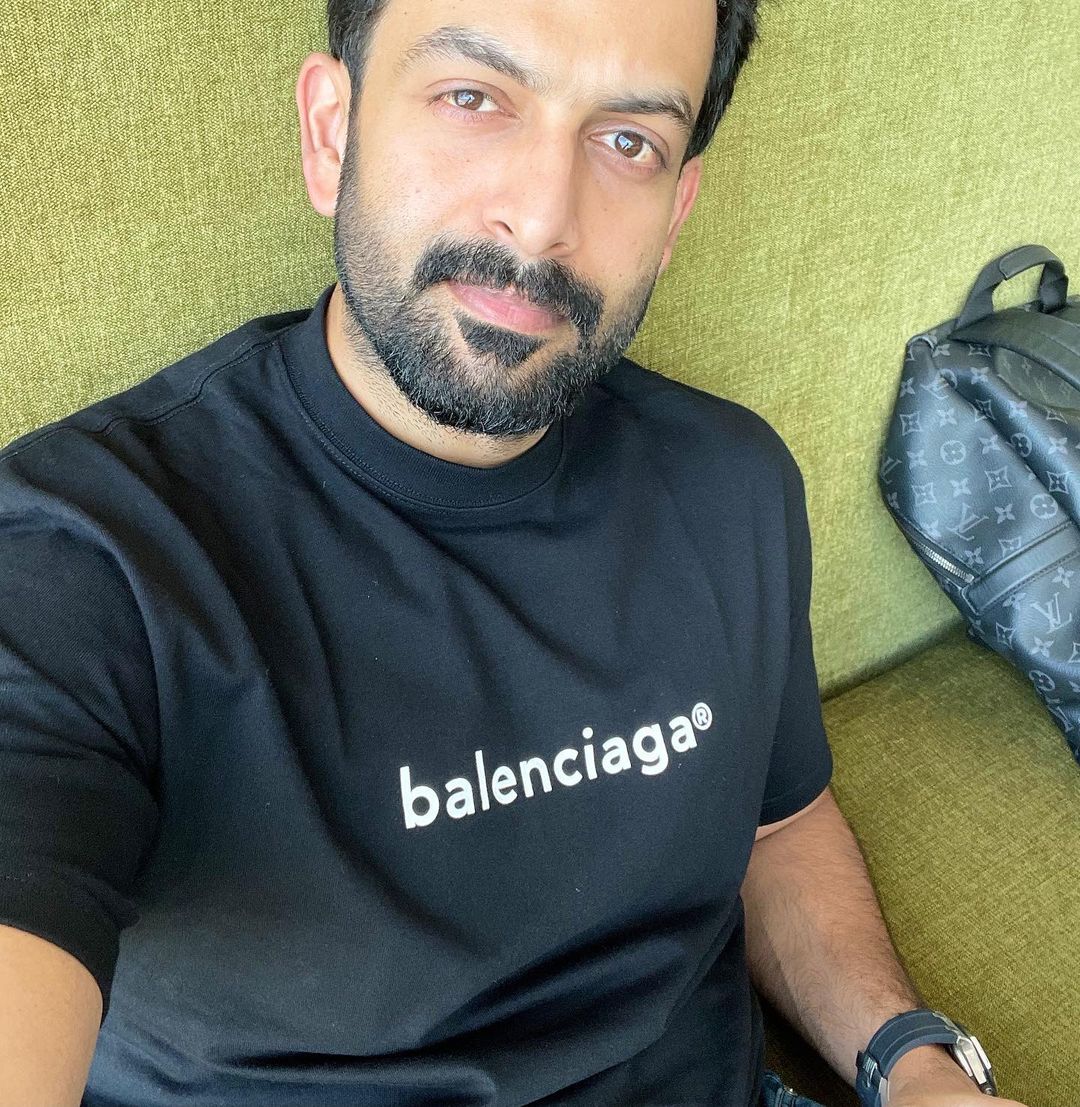 siima's tweet image. Actor @PrithviOfficial &apos;s back to shoot post lockdown 🎥
.
.
.
.
#siima #Prithviraj #postlockdown #actor #backtoshoot #PrithvirajSukumaran
