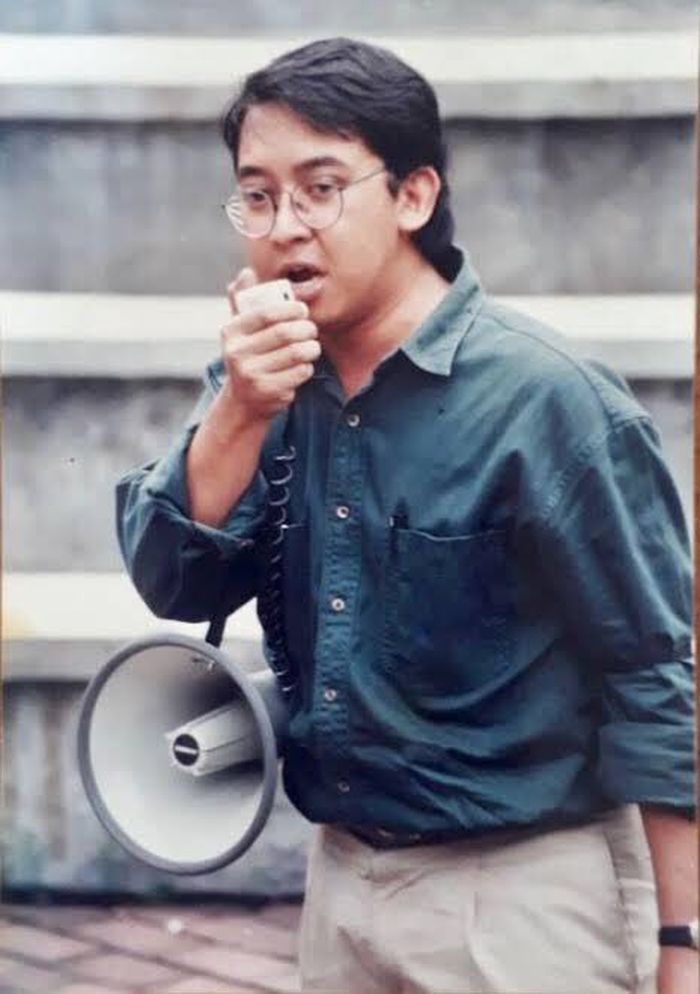 Faldo Maldini sebut BEM UI berpolitik, 
Fadli Zon  : Itu Politik Rakyat

Faldo Maldini: RT
Fadli Zon       : Like