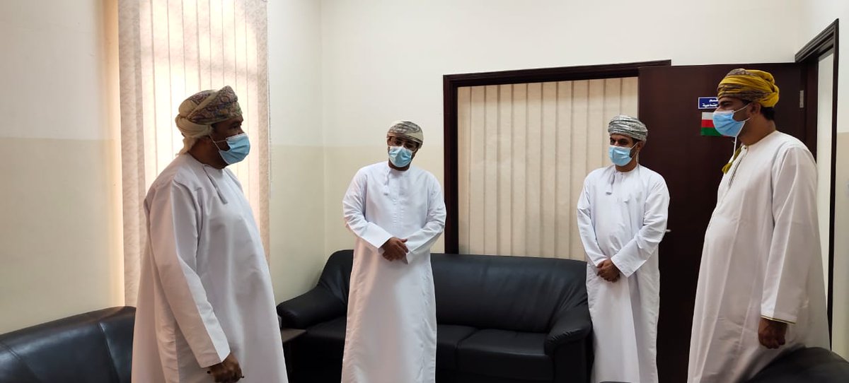 والفاضل / عثمان السعيدي مدير دائرة الشؤون الإدارية والمالية بالمديرية
وكان في استقبالهم الفاضل الأستاذ سالم مسلم الصالحي مدير الدائرة
وذلك لتفقد سير العمل بالدائرة