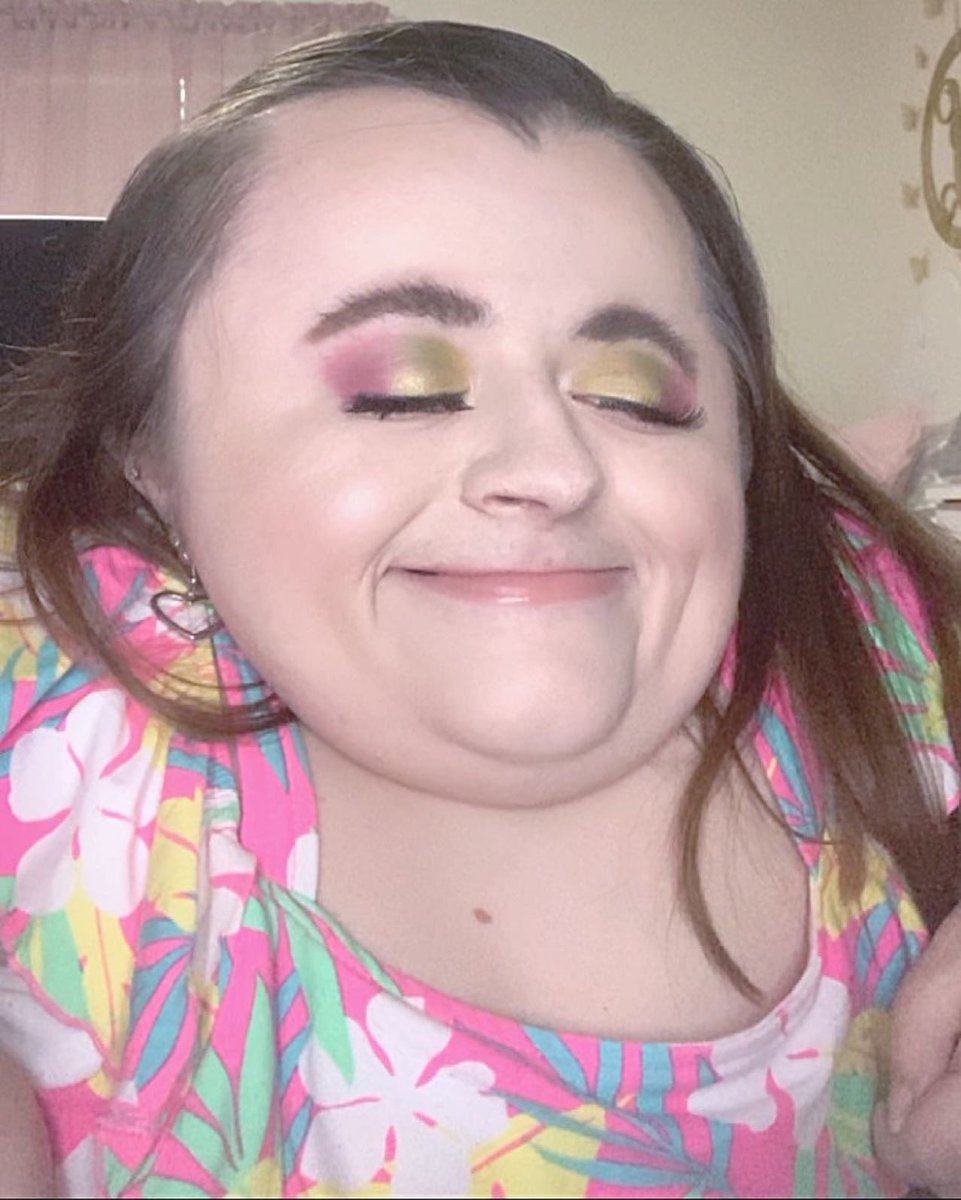 Makeup_Hannah15's tweet photo. Pink π lemonade! π #motdπ #ootdπ #pinkeyeshadow #greeneyeshadow #yelloweyeshadow #boldlashes #simplebrows #pinklipgloss #makeupismypassion #summer2021π΄βοΈ #summermakeup https://t.co/hqfazCJcod