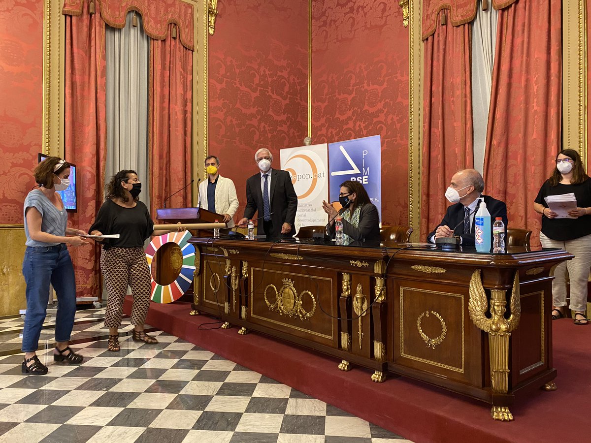 respon_cat's tweet photo. Lliurament de les fitxes de bones pràctiques en #RSE realitzades en el marc de l’acompanyament  #rsepime. Gràcies #pimes compromeses @arquitopia https://t.co/6axi0w8w2M