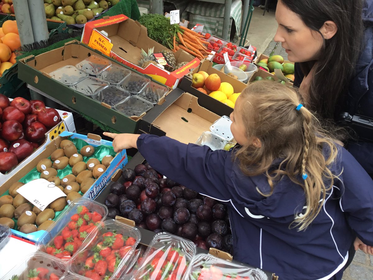 stpeters2_8's tweet photo. Some children from Reception went on a trip to ‘Shelia’s Greengrocers’ at the Shambles Market - we found out about fruit from around the world, read labels and prices and estimated our total! John the Greengrocer was so kind and helpful! 😍😍😍 https://t.co/nhYMKwtNFB