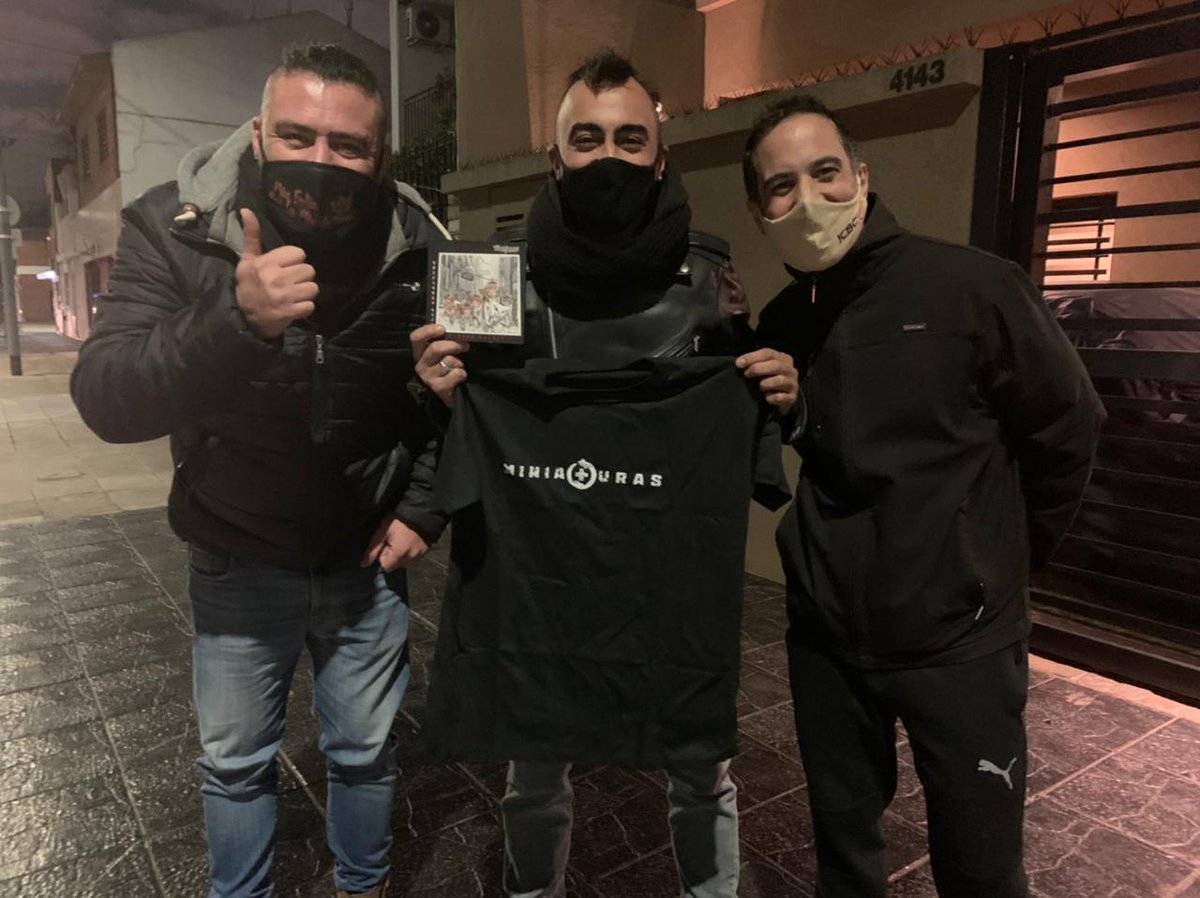 Nos juntarnos con Rodrigo Álvarez, cantante de la banda amiga <a href="/PerroIndioRock/">Perro Indio</a>, a quien le entregamos una remera de Miniaturas y nuestro disco “Uniformes Rojos, Uniformes Negros”. 

#Miniaturas #PerroIndio #Rock #RockNacional