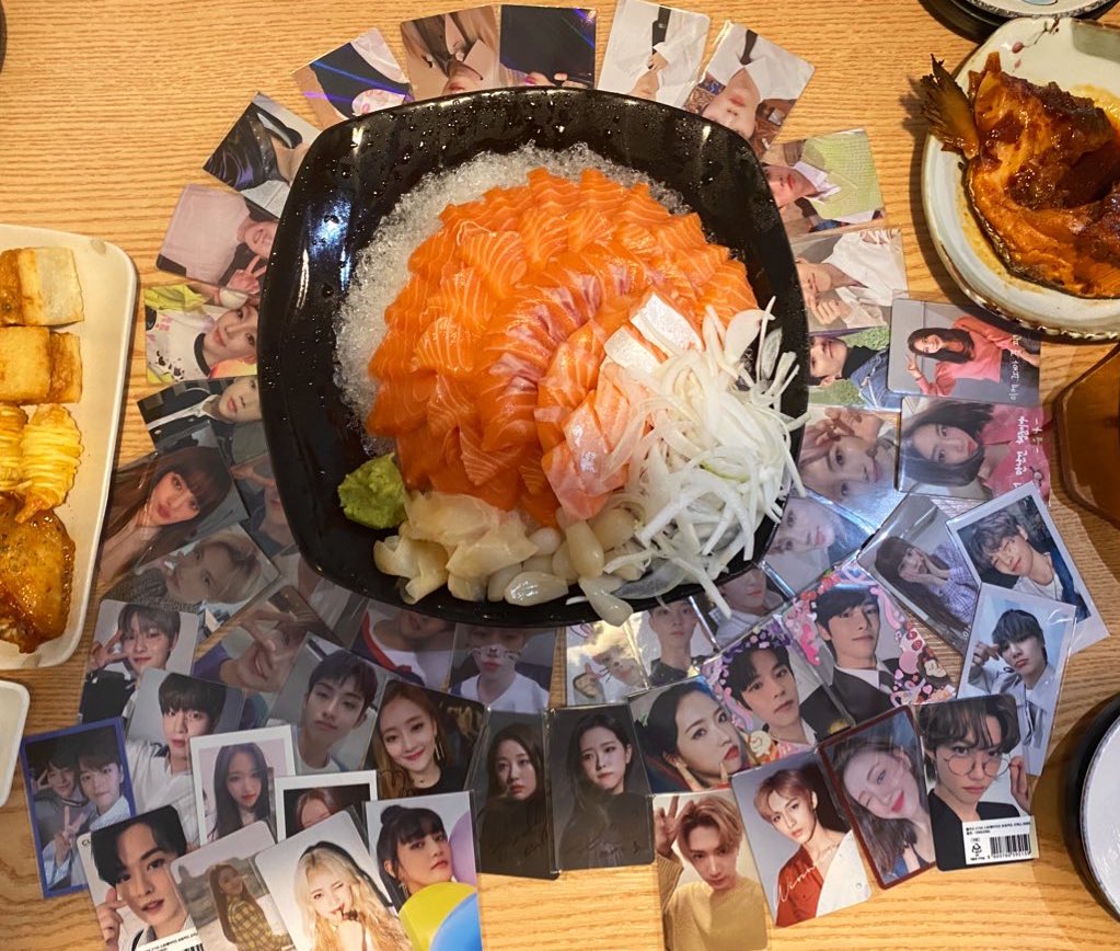 zizrzlof's tweet photo. 🌟 연어무리수 연장 운영 기념 알티 이벤트 🔥

2호선 4호선 사당역 찐맛집 ❤️연어 무한 리필 연어무리수❤️ 연장 운영 확정되었습니다!!! 너무 기분 좋아서 소환식 포카 중 하나 드리려다 장르 안 맞을까 봐

냉감 바디필로우 혹은 덕질 자금 3만원 입금해 드립니다!! 

❤️ 사당 연어무리수 많관부 ❤️ https://t.co/XiWRnSoCTS