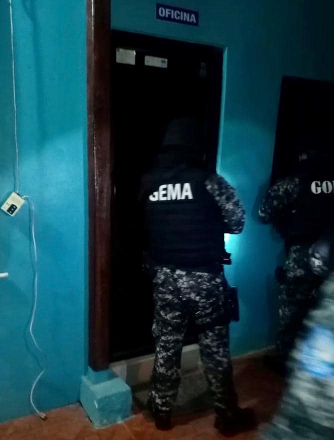 RadioSpazioFm's tweet photo. #URGENTE | #LosRíos: #FiscalíaEc lidera, junto con @PoliciaEcuador, el allanamiento a dos inmuebles relacionados con una presunta estructura de captación ilegal de dinero en #Quevedo, bajo la denominación de #BigMoney  (noticia en desarrollo). #FiscalíaContraElDelito https://t.co/EjgWPMz79A