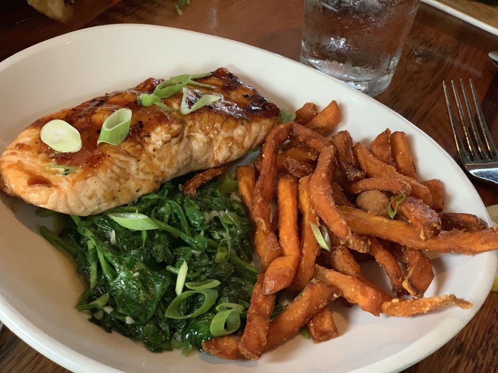 There's nothing 'fishy' about how good a Mews meal is! 😍🐟 Grab a plate and share #YourMewsMeal photo with us in the comments! 📸👇🏼 #MewsTavern