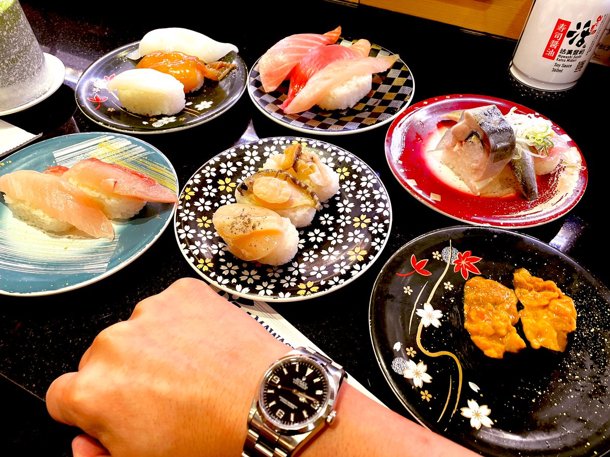 MaaaaaBiz's tweet photo. 遅めのお昼に1人で回転寿司。初っ端から頼みすぎた。
#おひとりさまランチ #回転寿司 #美登利寿司
#腕時計魂
#Rolex #rolexexplore1 #rolexexplore
#ロレックス
#エクスプローラー1
#エクワン
#explore1
#114270 https://t.co/zPIsBtASY6