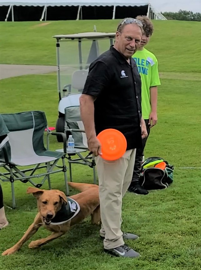 MSUZeke's tweet photo. The G.O.A.T. 🐐himself - Tom Izzo - threw Frisbees 🥏to me and I must confess,
that I kept dropping them!
#NervousDog #StarStruckDog
#Izzo #HallofFameCoach #GOAT
@MSU_Basketball @MSU_Athletics @michiganstateu #ComingSoonToVideo https://t.co/paOFTACngh