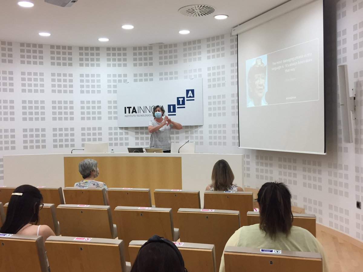 "No seas el burro atado a la silla de plástico. En esta vida, ni miedo, ni pereza, ni vergüenza".
💪👩‍🦰 Gracias, <a href="/cris_aranda_/">Cristina Aranda</a> , por el chute de garra, optimismo y resiliencia para las mujeres emprendedoras de #AWEnergized @ITAINNOVA