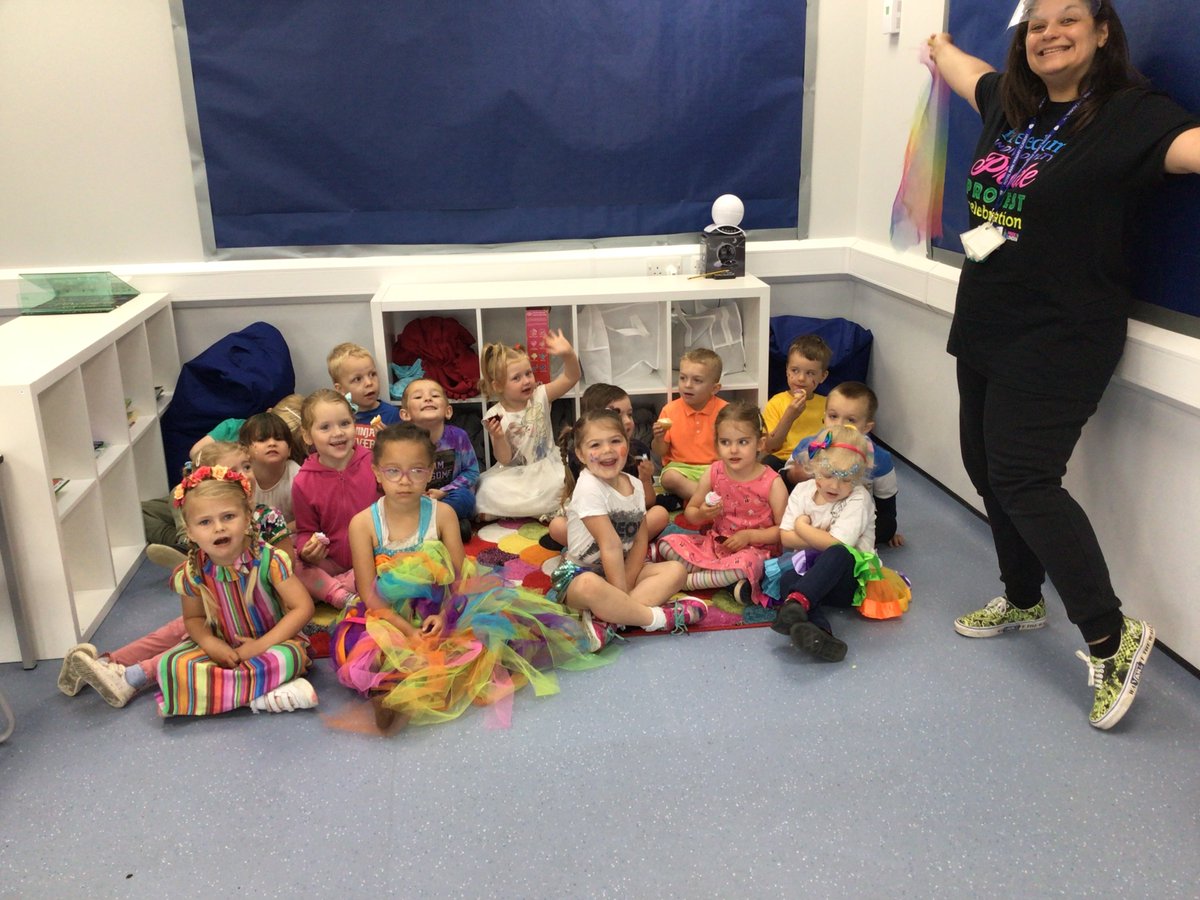 NRoyalpark's tweet photo. Happy PRIDE day from all of us in Primrose Hill!🏳️‍🌈🏳️‍⚧️
We had a great day! We made our kindness pledges and enjoyed a yummy cupcake! We also had photos in front of a rainbow balloon wall and we used chalk to make some rainbow pictures! 🏳️‍🌈🏳️‍⚧️ https://t.co/7qDWfl8NG6
