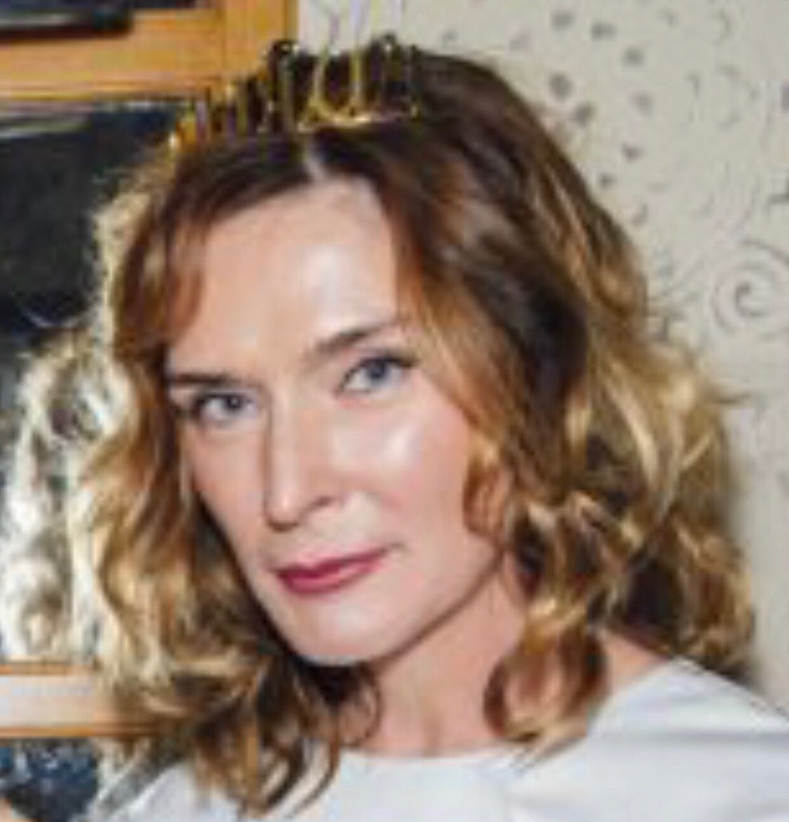 AnnMariaReeves's tweet photo. PRODUCT REVIEW: I just finished reviewing #AmberSakai #AmberSakaiBrand #AmberSakaiBrandCollecton “tiara jewelry” and I didn’t like it... I thought they looked stupid and cheap... and made everyone at the party - including Amber Sakai 👉 look like #JUNK.🙋‍♀️Eve for #KeanuReeves👇.💋 https://t.co/FOlPElSjzL