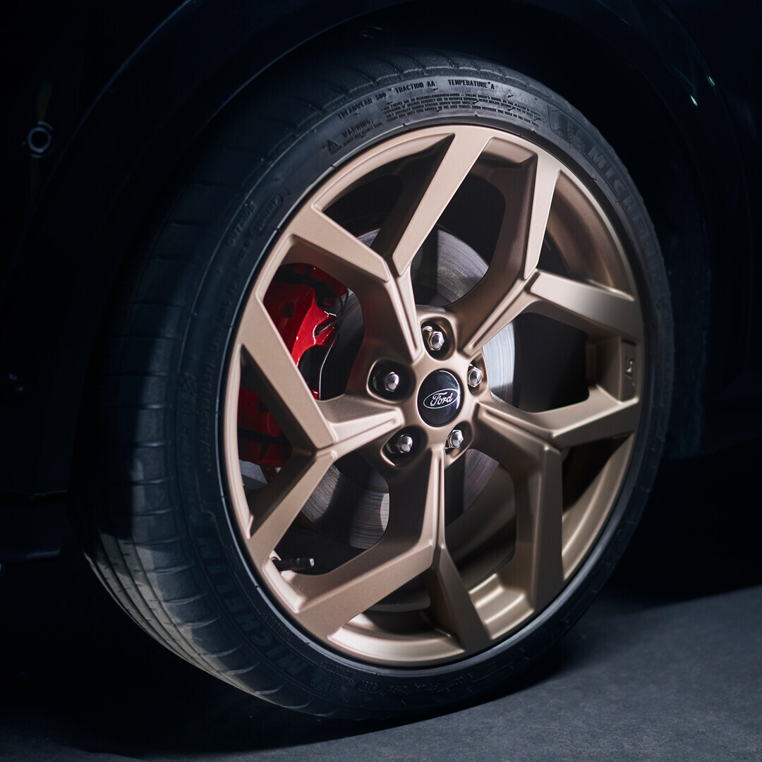 GudebskiVolvo's tweet photo. Nadjeżdża... 📢
W końcu mogę pokazać Państwu #FordPumaST Gold Edition.
Każdy szczegół został wybrany przez Pańtwa, od zacisków hamulcowych po nazwę. 🎨
Oto WASZA #edycjalimitowana #FordPumaST.
#premiera #design #FordTech https://t.co/v366aALZxs