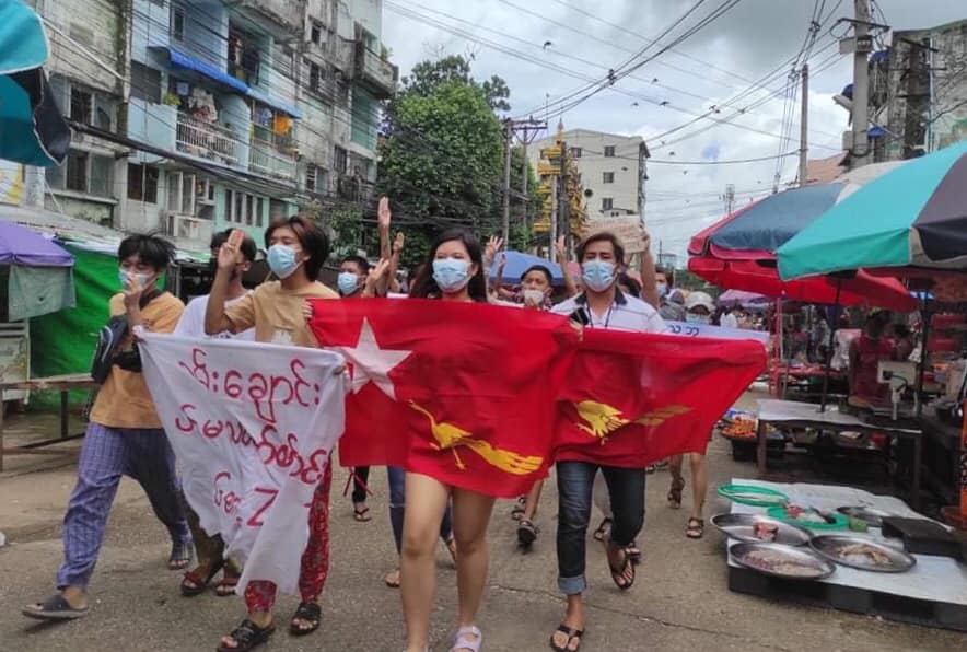 Myanmar_Now_Eng's tweet photo. Despite arrests and intimidation, youths in Yangon protested against Myanmar's military dictatorship today (Jun 30). 

Photos: CJ

#WhatsHappeningInMyanmar https://t.co/U2QMsQYKpm