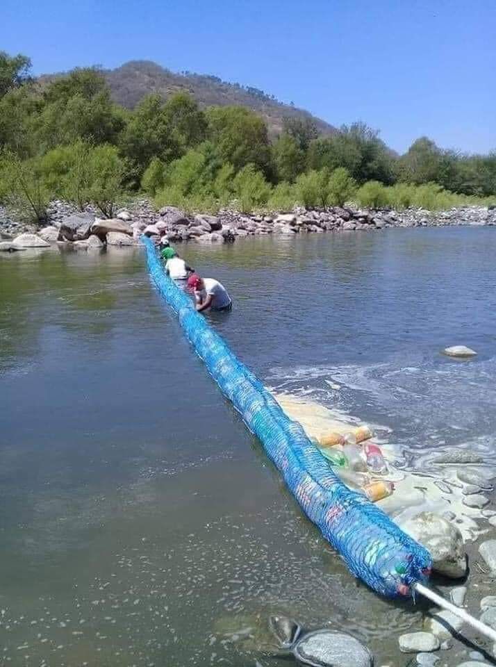These men set a trap to prevent the garbage from going down river into the ocean, these men deserve to be viral on social networks, but as always these pictures get no shares. 🥺😢