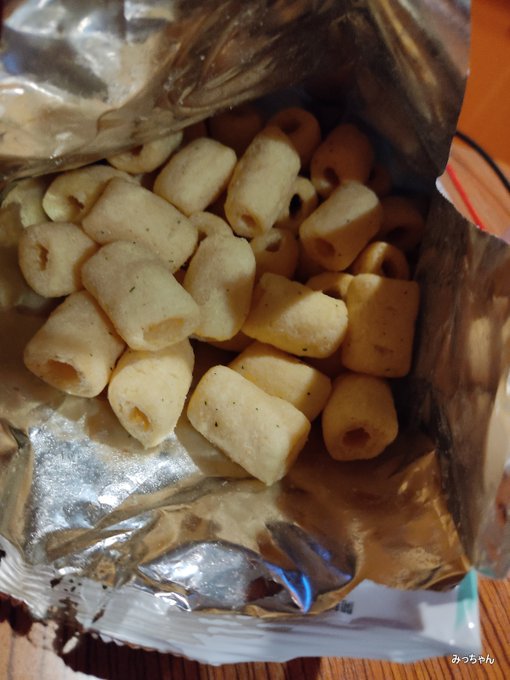 うまい棒vsリスカ コーンポタージュ味の人気駄菓子を徹底比較