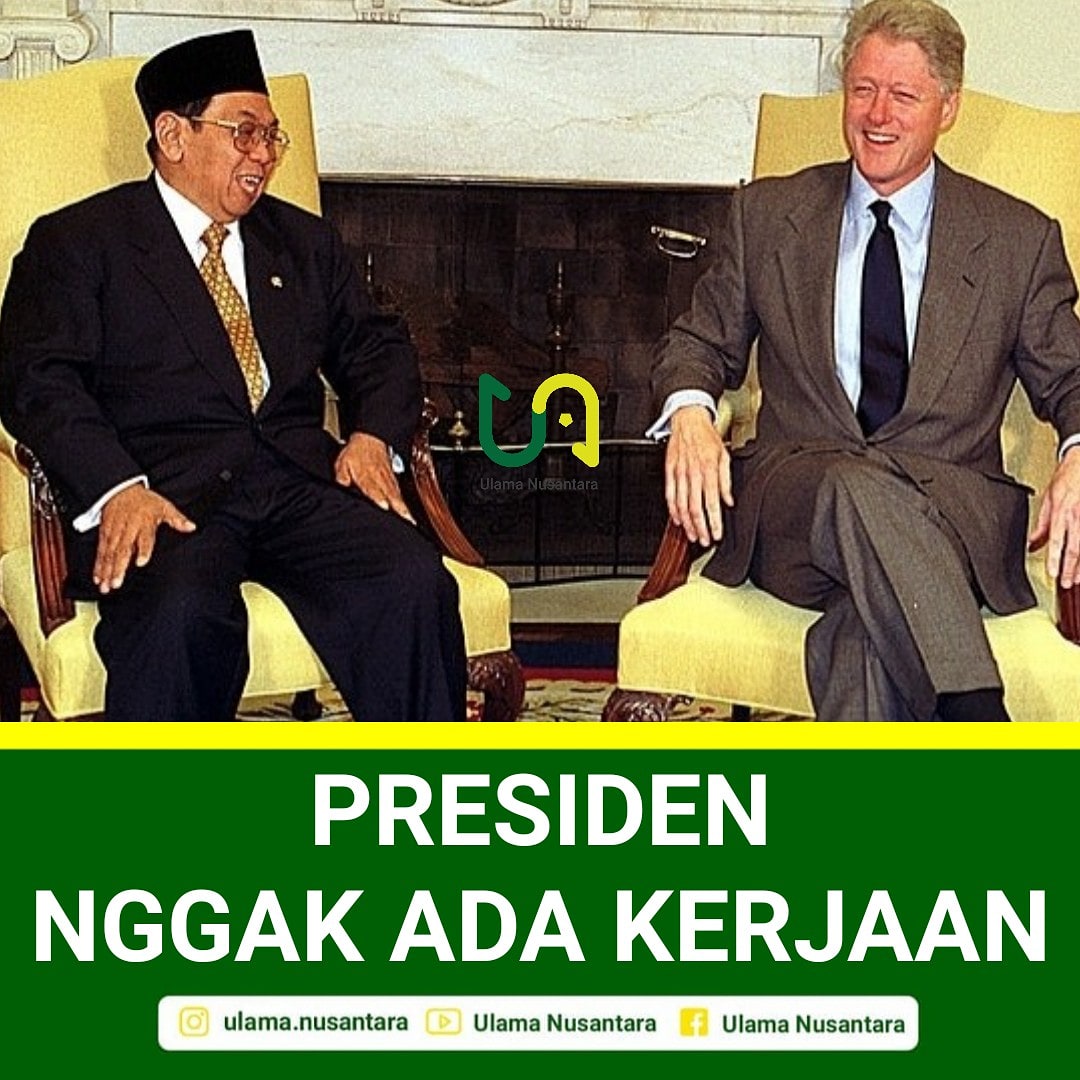 QuoteUlama's tweet photo. Presiden Nggak Ada Kerjaan
A THREAD

Kunjungan Presiden Gus Dur ke Amerika Serikat, Januari 2000 tentu saja banyak diliput pers. Koran-koran Amerika antara lain memuat foto Gus Dur bersama Presiden Bill Clinton &amp; Clinton terlihat tertawa terbahak-bahak sampai kepalanya mendongak https://t.co/YFvcUVu2HT