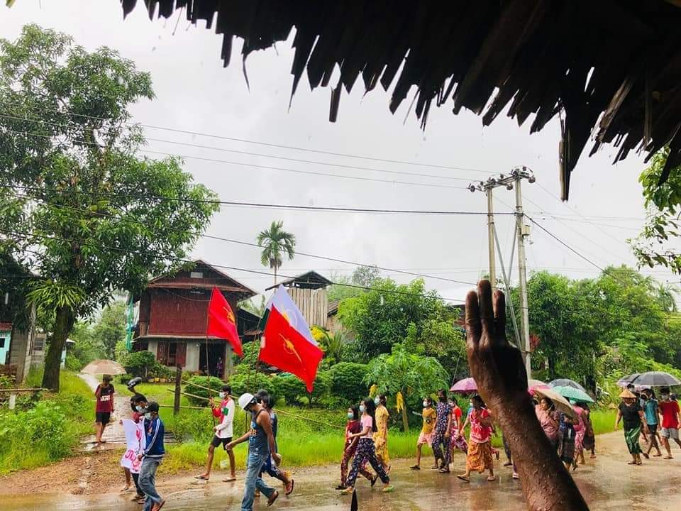 A protest against the military dictatorship took place on June 30 in #KadetGyi village, Laung Lone Township.

#WhatsHappeningInMyanmar
#DreadfulCovidAmidMilitaryCoup
 #June30Coup