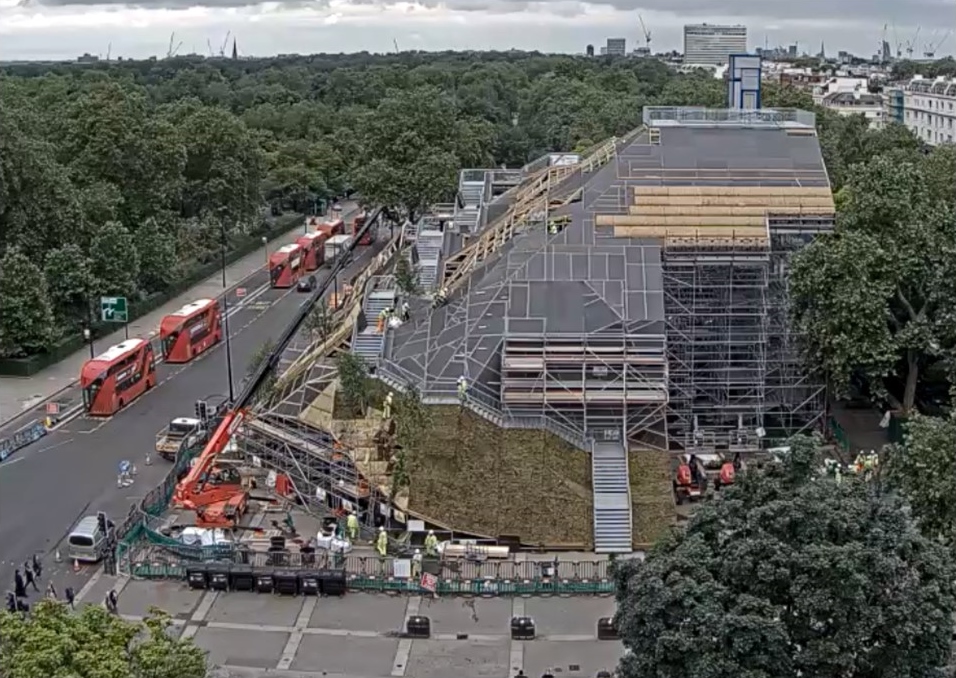Good example of how one of our  MRT3050's can make loading materials, safe and efficient on an inner city site ,where space and access are at a premium !