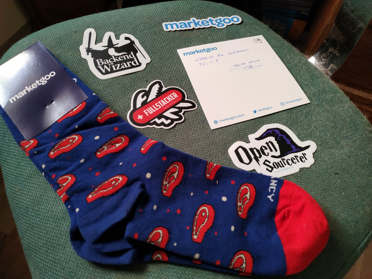 Una de las cosas guays del <a href="/CodeNoobs/">CodeNoobs</a> es recibir paquetitos como el de <a href="/mktgoo/">marketgoo</a> que, con sus calcetines de chuletones y pegatinas molonas, me han sacado una sonrisa en un día un poco regulero. ¡Muchas gracias por el detallazo!