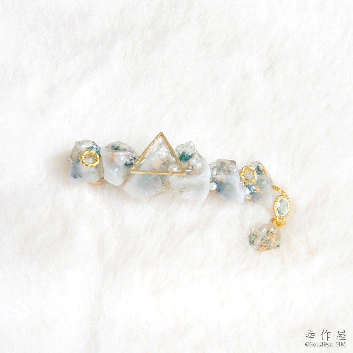 幸作屋 夏季休業対応中 お花やパール レースを閉じ込めたボタニカルな鉱石を組み合わせた 上品さと透明感のあるバレッタです 鉱石レジンはモールドから手作りしました L 緑白霞み鉱石レジンの金色飾り付きバレッタ T Co Lo0ip76teg