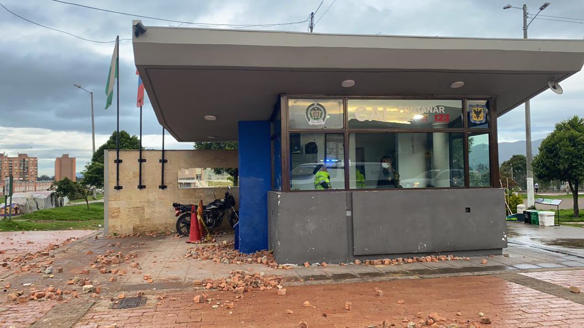 lcvelez's tweet photo. Así dejaron Suba Fontanar.
¿Hasta cuándo esté vandalismo?
#PrimeraLineaEs https://t.co/CvG4CNjOaS