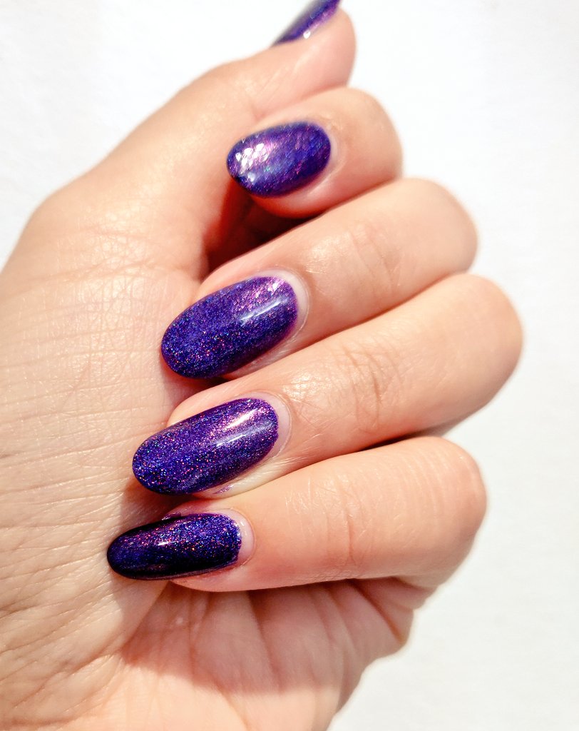 YuikiHanegawa's tweet image. #Streamchat picked Purple Slushie from the rainbow holo collection from @holotaco (only have holo taco actually haha)
These will be the nail colour I&apos;ll have on on my vacation!! Thank you guys!!