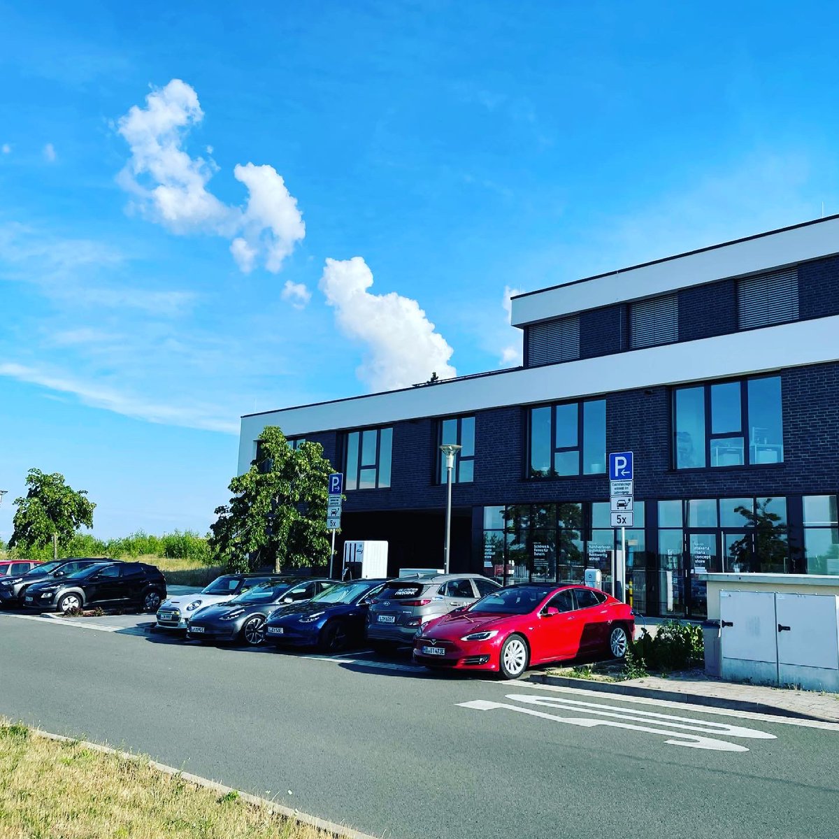 _tho_'s tweet photo. Vollbelegung am Kap! #StammtischLeipzig #elektroauto #elektromobilitaet #kapzwenkau #leipzig #tesla #eaddicted #electriclife #emobilityeast #leipzigerseenland #evalley #ladeinfrastruktur #ladestation #zwenkauersee https://t.co/zXtNe2dKPt