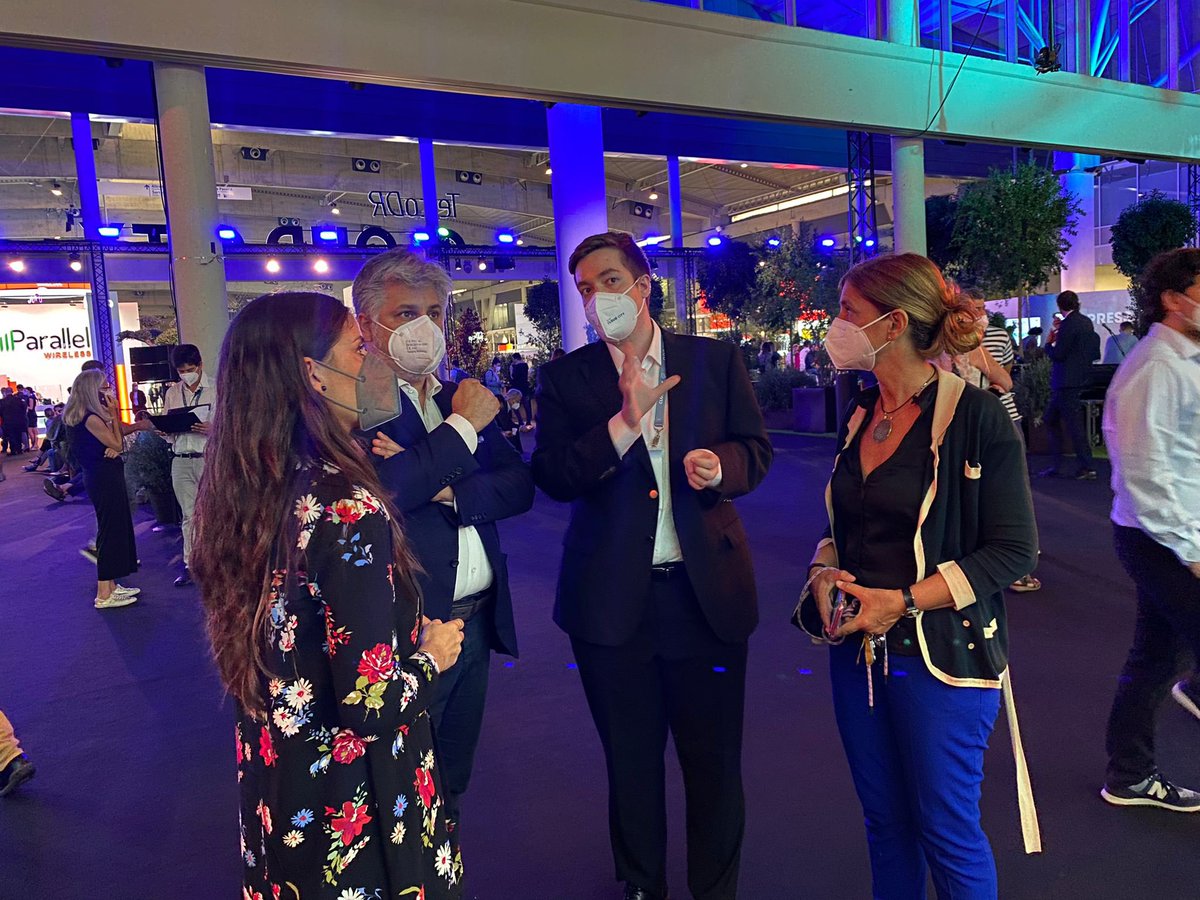 mncsls's tweet image. Visitem el #MWC2021, una oportunitat per conèixer de primera mà projectes i novetats del món de la tecnologia, i curiositats com el #HoloWorld.
Catalunya, país capdavanter!